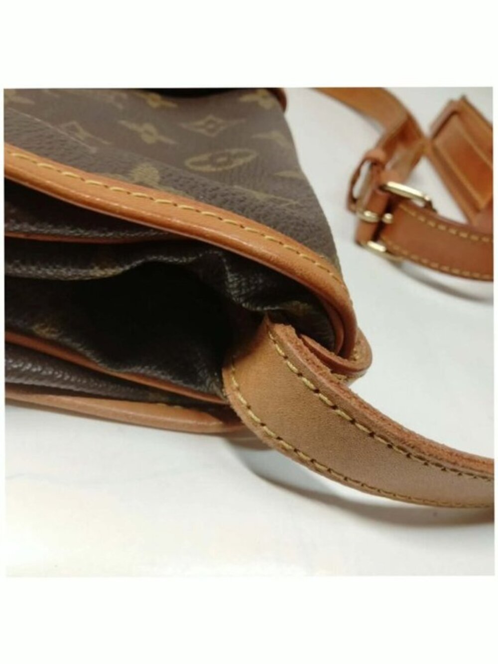 Authentic Louis Vuitton Saumur 30 Monogram Crossbody Messenger Bag - Picture 7 of 16